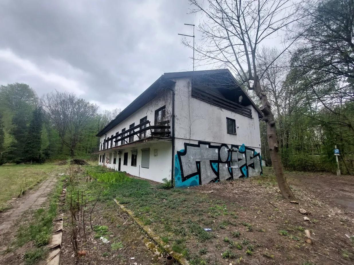 Zdjęcie opuszczonego miejsca: Opuszczony zajazd przy kortach tenisowych