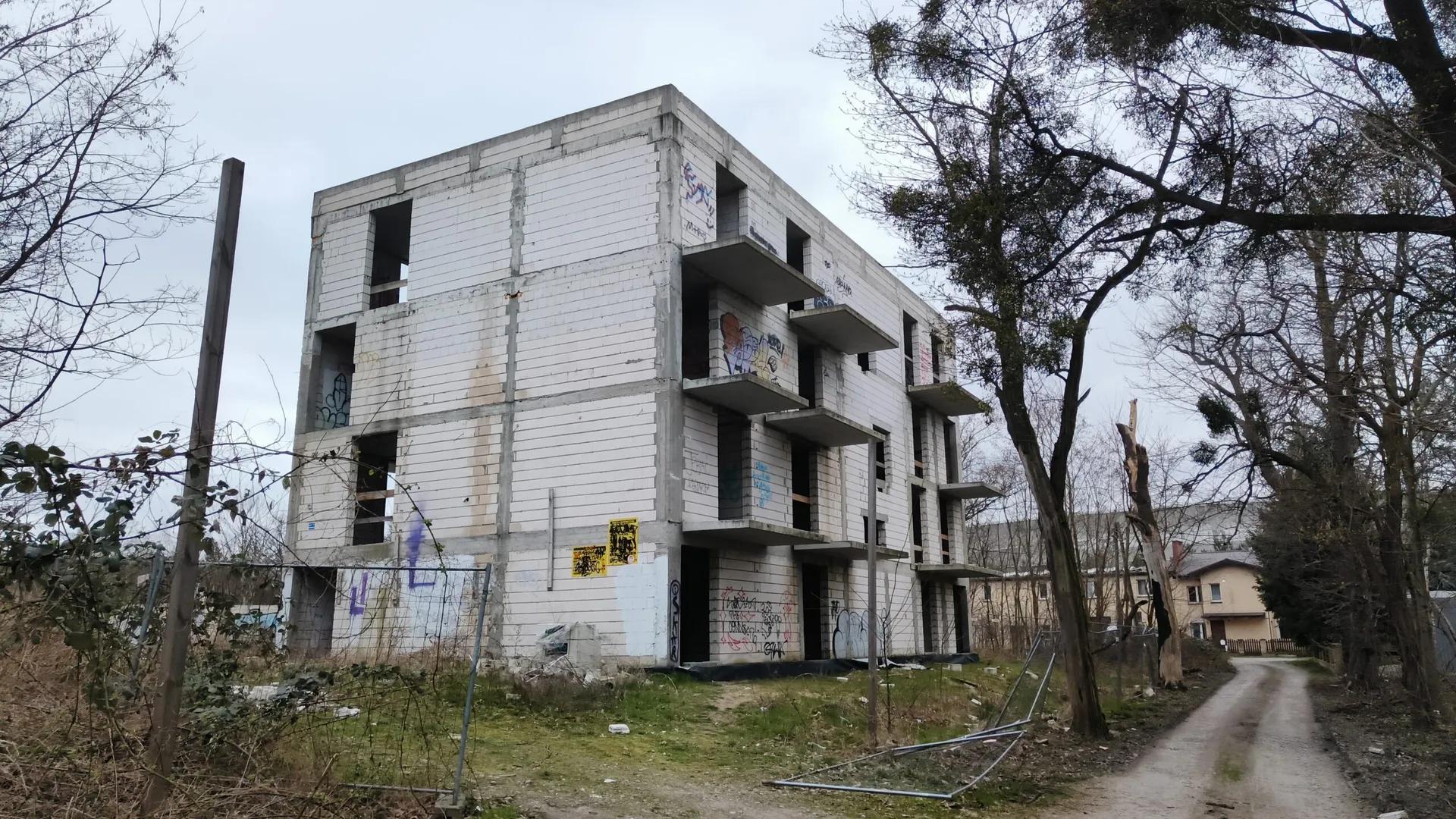 Zdjęcie opuszczonego miejsca: Nieukończony budynek mieszkalny/biurowy