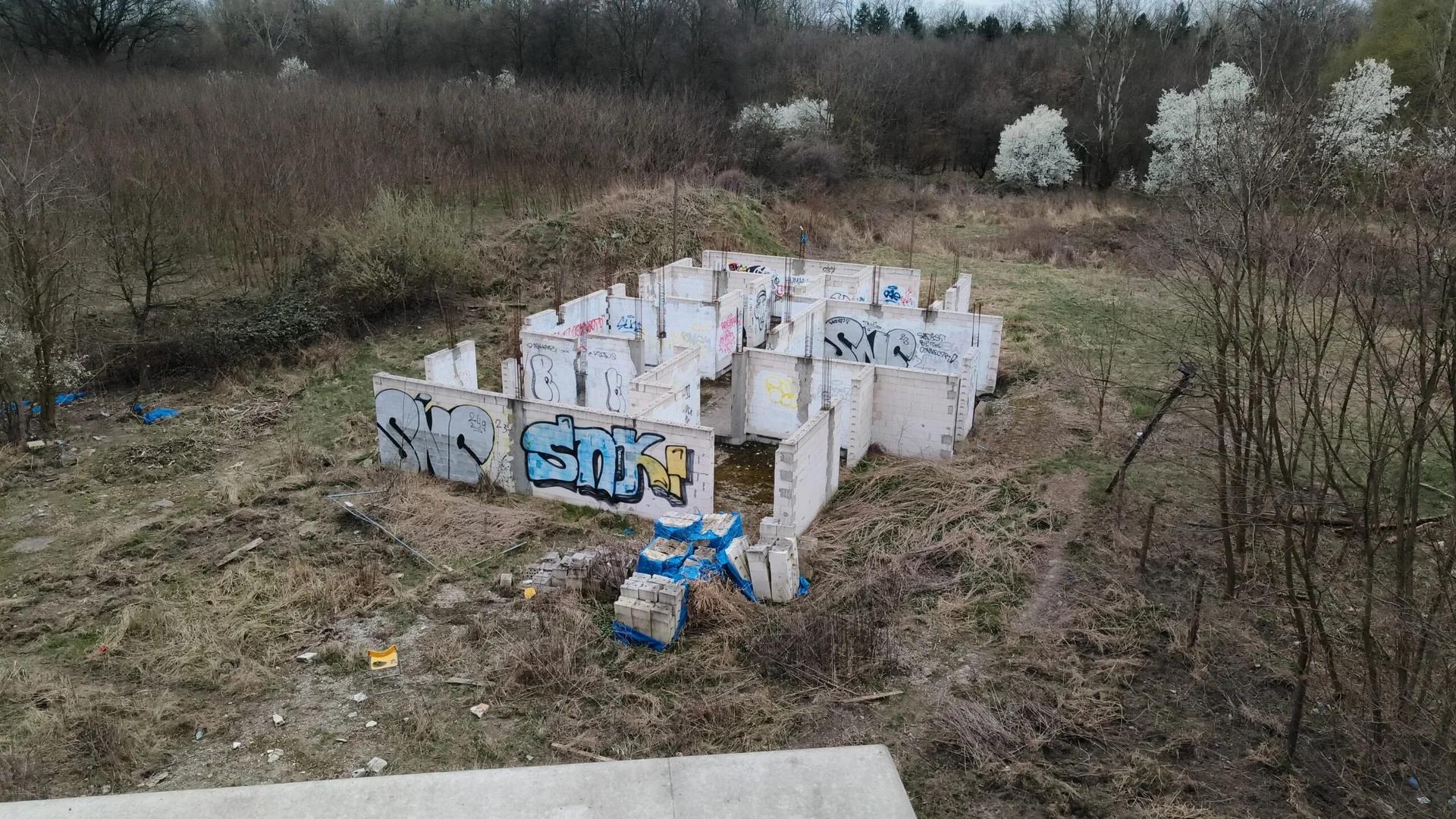 Zdjęcie opuszczonego miejsca: Nieukończony budynek mieszkalny/biurowy