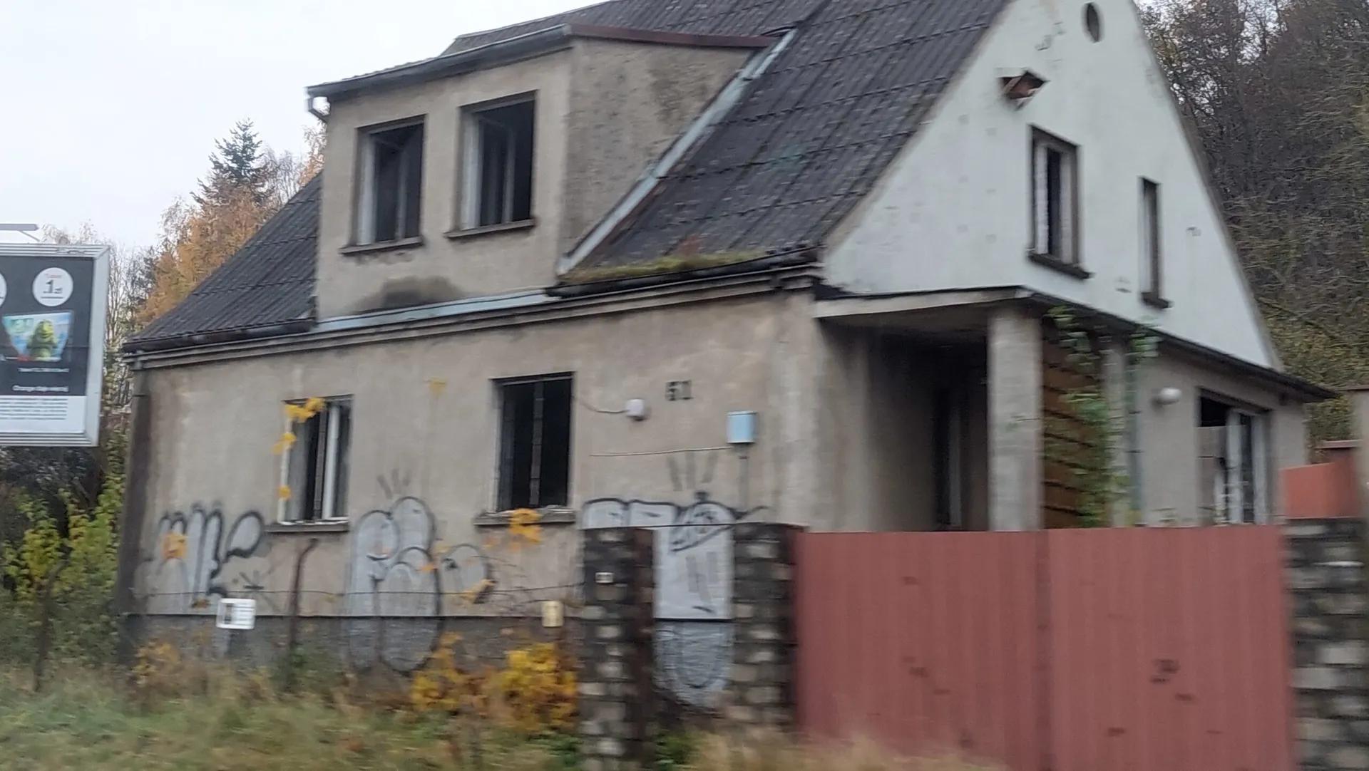 Zdjęcie opuszczonego miejsca: Opuszczony Dom Tadeusza i jego fiat 125