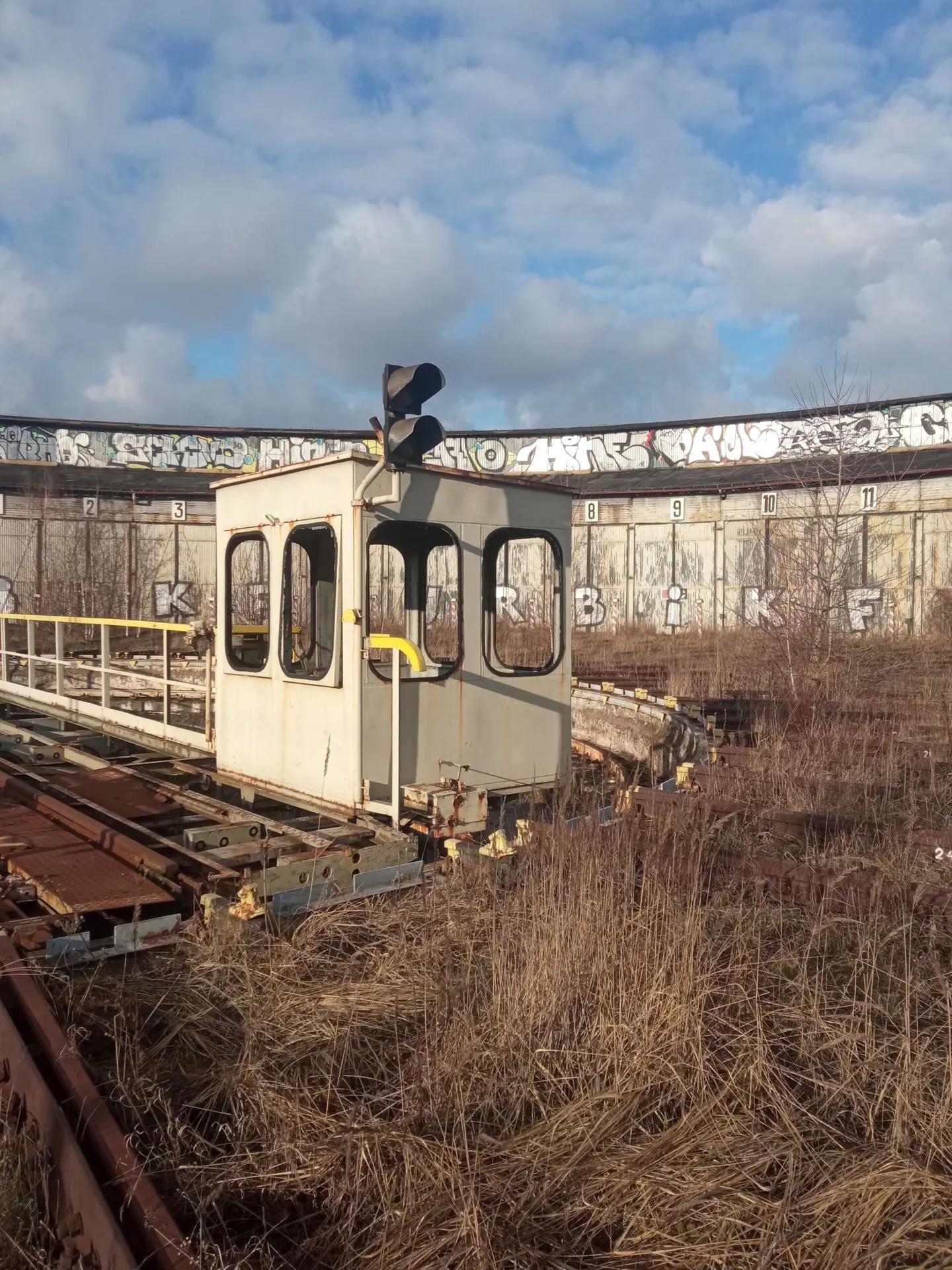 Zdjęcie opuszczonego miejsca: OPUSZCZONA LOKOMOTYWOWNIA