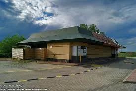 Zdjęcie opuszczonego miejsca: Opuszczony McDonald’s i stacja benzynowa