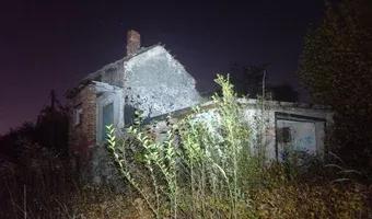 Zdjęcie opuszczonego miejsca: Opuszczony dom z budynkiem gospodarczym