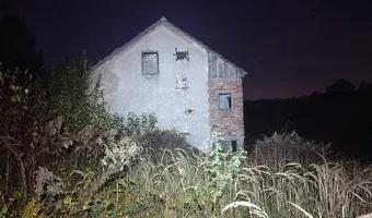 Zdjęcie opuszczonego miejsca: Opuszczony dom z budynkiem gospodarczym