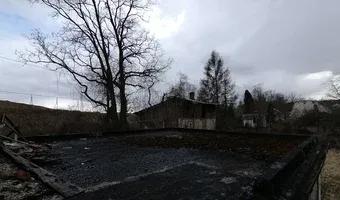 Zdjęcie opuszczonego miejsca: Opuszczony dom z budynkiem gospodarczym