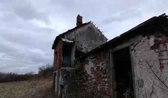 Zdjęcie opuszczonego miejsca: Opuszczony dom z budynkiem gospodarczym