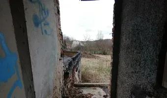 Zdjęcie opuszczonego miejsca: Opuszczony dom z budynkiem gospodarczym