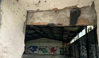 Zdjęcie opuszczonego miejsca: Budynek i tory bocznicy kolejowej