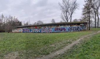 Zdjęcie opuszczonego miejsca: Budynek i tory bocznicy kolejowej