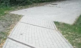 Zdjęcie opuszczonego miejsca: Budynek i tory bocznicy kolejowej