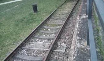 Zdjęcie opuszczonego miejsca: Budynek i tory bocznicy kolejowej