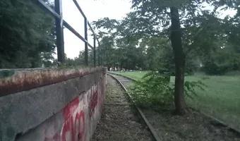 Zdjęcie opuszczonego miejsca: Budynek i tory bocznicy kolejowej