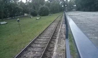 Zdjęcie opuszczonego miejsca: Budynek i tory bocznicy kolejowej