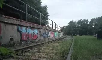 Zdjęcie opuszczonego miejsca: Budynek i tory bocznicy kolejowej