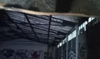 Zdjęcie opuszczonego miejsca: Budynek i tory bocznicy kolejowej