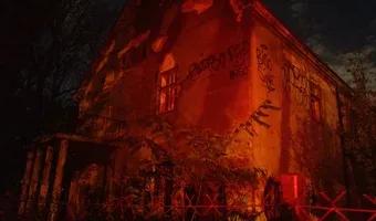 Zdjęcie opuszczonego miejsca: Spalone domy w parku