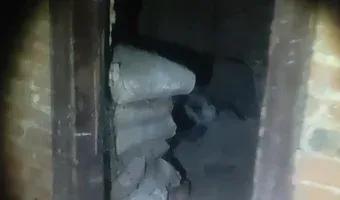 Zdjęcie opuszczonego miejsca: Niedokończony dom ze starym melexem