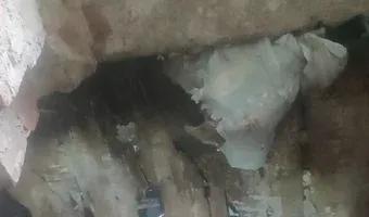 Zdjęcie opuszczonego miejsca: Niedokończony dom ze starym melexem