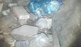 Zdjęcie opuszczonego miejsca: Niedokończony dom ze starym melexem