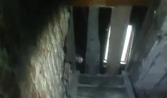 Zdjęcie opuszczonego miejsca: Niedokończony dom ze starym melexem