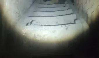 Zdjęcie opuszczonego miejsca: Niedokończony dom ze starym melexem