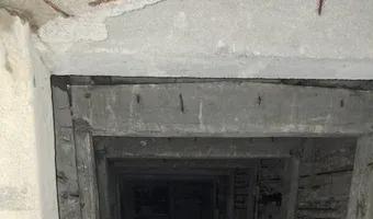 Zdjęcie opuszczonego miejsca: Opuszczony schron w lesie obok przystanku