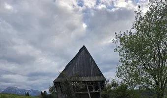 Zdjęcie opuszczonego miejsca: Opuszczona knajpka/sklepik przy stoku