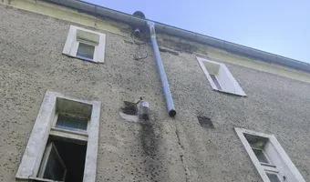 Zdjęcie opuszczonego miejsca: Częściowo opuszczona kamienica.