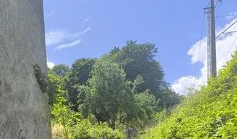 Zdjęcie opuszczonego miejsca: Częściowo opuszczona kamienica.