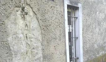 Zdjęcie opuszczonego miejsca: Częściowo opuszczona kamienica.