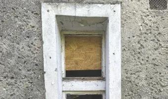 Zdjęcie opuszczonego miejsca: Częściowo opuszczona kamienica.