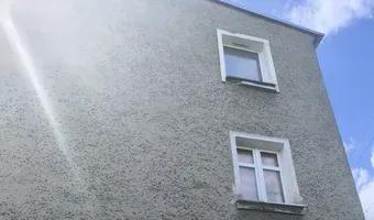 Zdjęcie opuszczonego miejsca: Częściowo opuszczona kamienica.