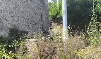 Zdjęcie opuszczonego miejsca: Częściowo opuszczona kamienica.