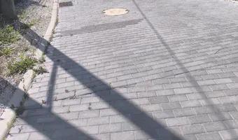 Zdjęcie opuszczonego miejsca: Częściowo opuszczona kamienica.