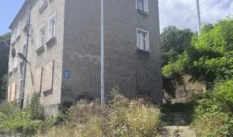 Zdjęcie opuszczonego miejsca: Częściowo opuszczona kamienica.