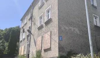 Zdjęcie opuszczonego miejsca: Częściowo opuszczona kamienica.