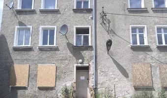 Zdjęcie opuszczonego miejsca: Częściowo opuszczona kamienica.