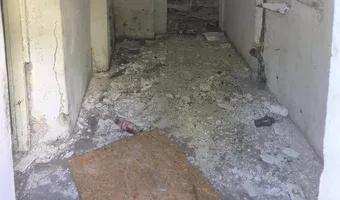 Zdjęcie opuszczonego miejsca: Częściowo opuszczona kamienica.