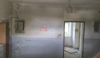 Zdjęcie opuszczonego miejsca: Częściowo opuszczona kamienica.