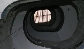 Zdjęcie opuszczonego miejsca: Kamienica z figurą na podwórku