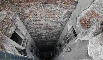 Zdjęcie opuszczonego miejsca: Kamienica z figurą na podwórku