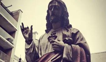 Zdjęcie opuszczonego miejsca: Kamienica z figurą na podwórku