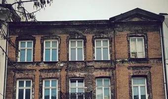 Zdjęcie opuszczonego miejsca: Kamienica z figurą na podwórku