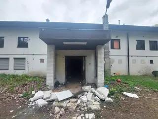 Miniatura: Opuszczony zajazd przy kortach tenisowych