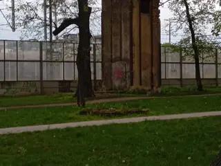 Miniatura: Wieżyczka obok torów