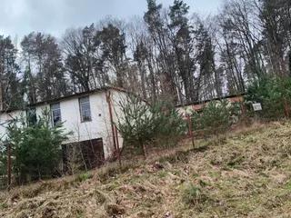 Miniatura: Kilka opuszczonych budynków