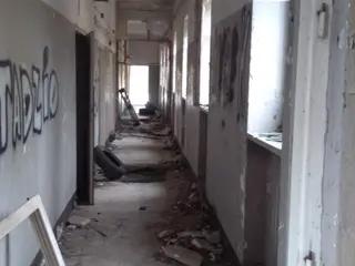 Miniatura: opuszczona przychodnia wojskowa