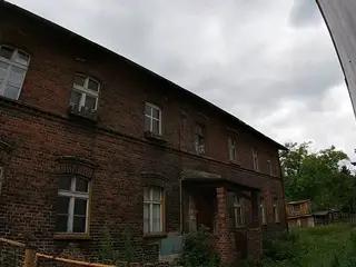 Miniatura: Opuszczona kamienica z całym wyposażeniem