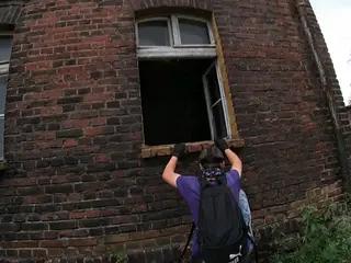 Miniatura: Opuszczona kamienica z całym wyposażeniem