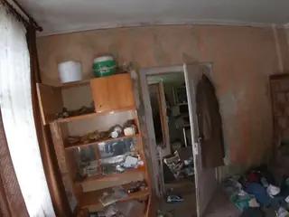 Miniatura: Opuszczona kamienica z całym wyposażeniem